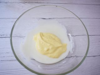 11、酸奶小蛋糕,再取一部分加入酸奶和玉米油混合液中,翻拌均匀