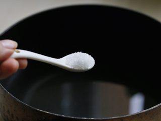 2、芝士意粉,烧一锅水,水中放些盐和橄榄油。