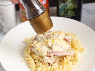 10、芝士意粉,白汁与煮好的意面混和,撒黑胡椒粉、芝士粉。