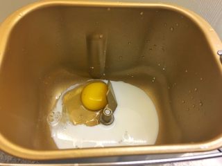 2、南瓜华夫饼,面包机里倒入牛奶，打入鸡蛋（没有面包机可以直接将食材混合，用手揉）