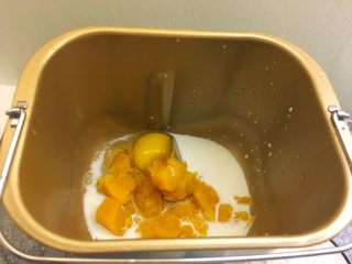 3、南瓜华夫饼,倒入南瓜泥