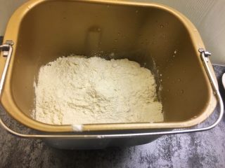 4、南瓜华夫饼,加入高筋面粉和低筋面粉