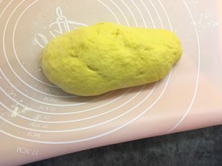 11、南瓜华夫饼,取出揉捏排气