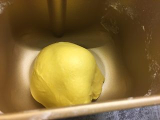 8、南瓜华夫饼,揉成光滑面团