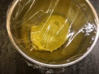 9、南瓜华夫饼,取出放入干净的盆中，盖上保鲜膜，放入冰箱冷藏发酵10小时左右