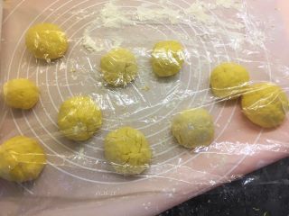 13、南瓜华夫饼,盖上保鲜膜醒发十分钟左右
