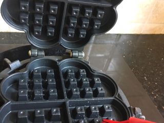 14、南瓜华夫饼,华夫饼模具小火加热，刷上一层油