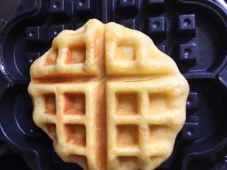 16、南瓜华夫饼,煎至两面金黄即可