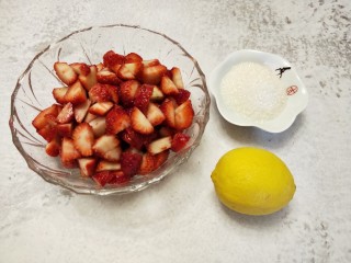 2、自制无添加草莓酱,将草莓切丁