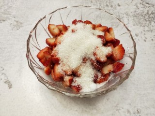 3、自制无添加草莓酱,倒入白砂糖