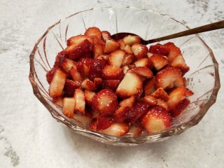 4、自制无添加草莓酱,搅拌均匀，使糖均匀的附在草莓上