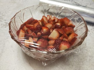 5、自制无添加草莓酱,盖上保鲜膜，放入冰箱，冷藏两小时