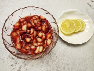 7、自制无添加草莓酱,切三片柠檬