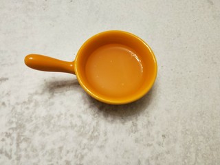 11、自制无添加草莓酱,将柠檬片挤出汁