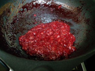 10、自制无添加草莓酱,然后用中火慢慢熬干