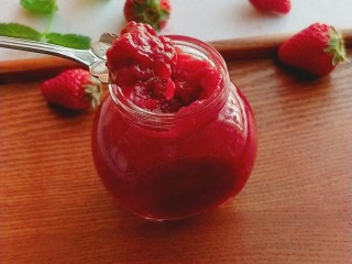 13、自制无添加草莓酱,果酱做好啦，装入干净的容器中，密封起来，放进冰箱