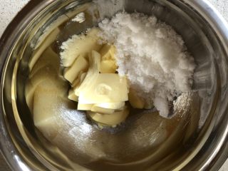 1、双色曲奇,黄油软化以后,加入细砂糖,用打蛋器打