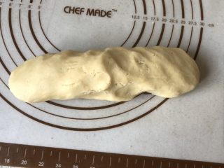 3、双色曲奇,将两个面团重叠,用手反复揉捏几次