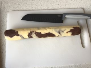 5、双色曲奇,烤箱预热190度,将变硬的面团切成0.3cm的面片