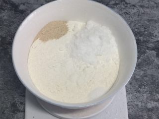 2、吐司,再加入糖  