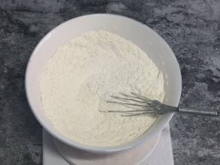 3、吐司,用打蛋器搅拌均匀