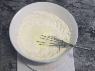 4、吐司,加入奶粉  继续搅拌到完全均匀