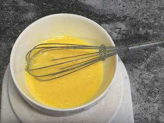 6、吐司,用打蛋器打散