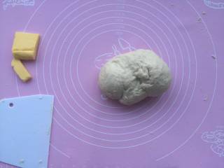 10、吐司,使劲揉  各种摔打  光滑以后加入黄油  继续揉