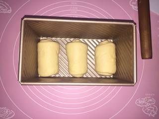 21、吐司,放在吐司盒子里 继续发酵  8分满