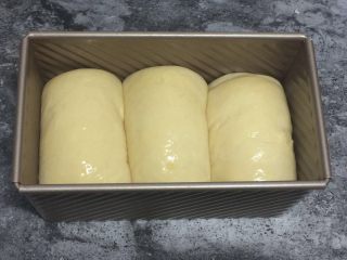 22、吐司,我用的面粉少  这些已经发的很好了 刷蛋液  我的烤箱  120度 20分钟   我的烤箱温度高很多  这个需要大家自己调节的