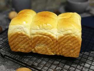 24、吐司,很软很软  我的盒子粘  哎一股  侧面的卷卷都看不清了