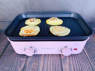 11、香蕉飞饼卷,放至煎锅中煎熟即可