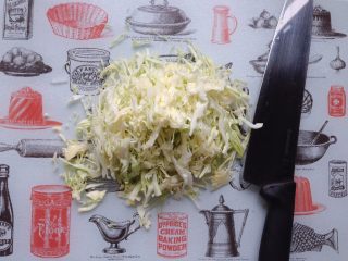 8、日式鸡胸肉蛋三明治,1/4颗卷心菜洗净,切细丝备用