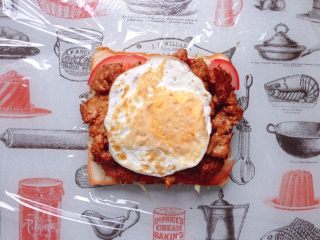 18、日式鸡胸肉蛋三明治,放上鸡蛋