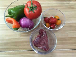 4、牛肉田园披萨,4. 把披萨酱中的材料都准备好