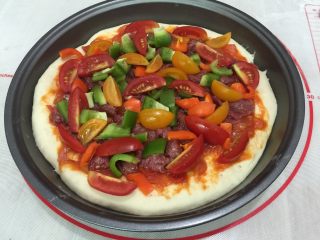 12、牛肉田园披萨,13. 再把蔬果都码好