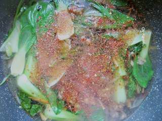 9、酸辣酥肉汤,将酥肉加入锅中煮5分钟左右，待酥肉煮软之后，将青菜加入锅中，加入盐、辣椒粉、鸡粉、少许生抽