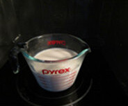 1、虾仁奶油可乐饼,牛奶放进微波炉叮至滚热，备用