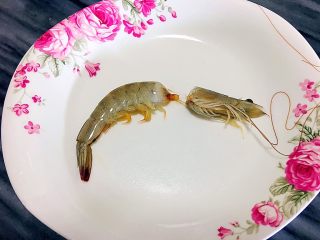 2、飘香炸虾????,去虾头