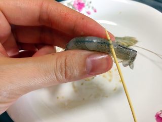 4、飘香炸虾????,用牙签扎入虾尾第二节挑出虾线