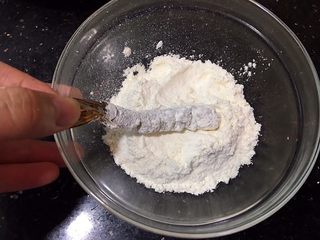 12、飘香炸虾????,取出虾仁均匀的沾上面粉