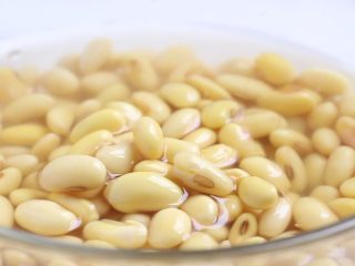 2、茄汁黄豆,黄豆提前加水浸泡8小时以上。