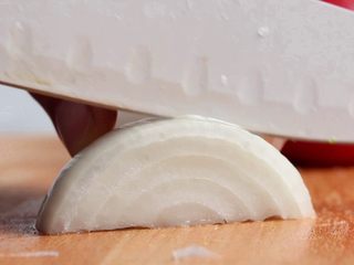 5、茄汁黄豆,洋葱切成丁,蒜剁碎。