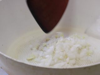 8、茄汁黄豆,锅中加油烧热,下洋葱丁和蒜蓉丁炒香,洋葱变透明。