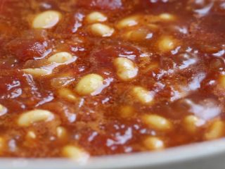 12、茄汁黄豆,开小火炖至酱汁收浓。