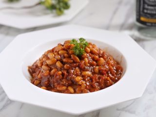 14、茄汁黄豆,装盘,少许欧芹点缀。美味的茄汁黄豆就做好了。