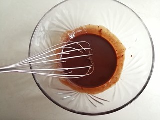 1、浓郁巧克力戚风蛋糕,玉米油倒入小煮锅里，用小火加热30秒左右，不同锅具加热的时间会有所不同，将加热好的玉米油倒入可可粉中拌均匀