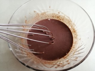 4、浓郁巧克力戚风蛋糕,拌均匀