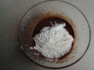 5、浓郁巧克力戚风蛋糕,过筛面粉进去