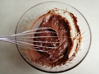 6、浓郁巧克力戚风蛋糕,划Z字拌匀